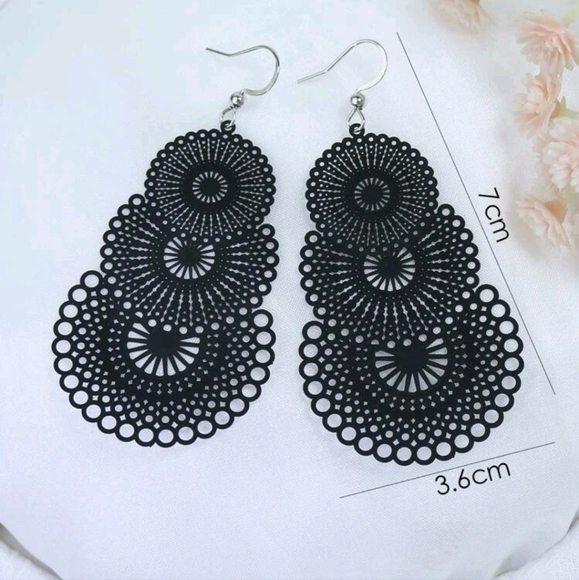 Intricate Cut Layered Lace Style Dangle Drop Earrings, black - Picture 3 of 3